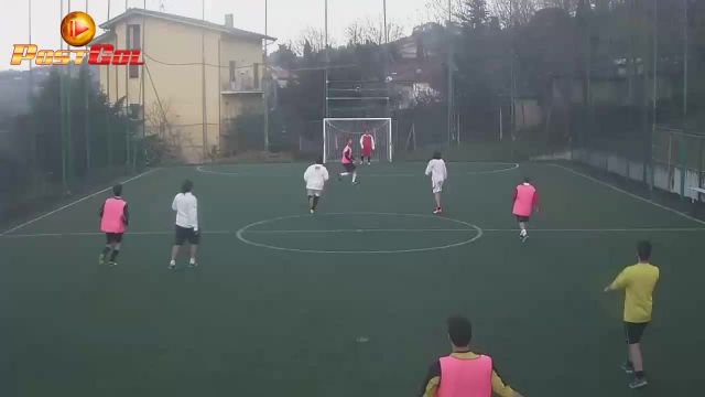 Lancio lungo, stop di coscia e goal di tacco a vol